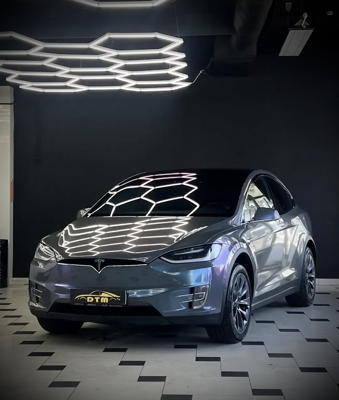 Оклейка Tesla в цветной полиуретан, бронирование стекла и химчистка салона