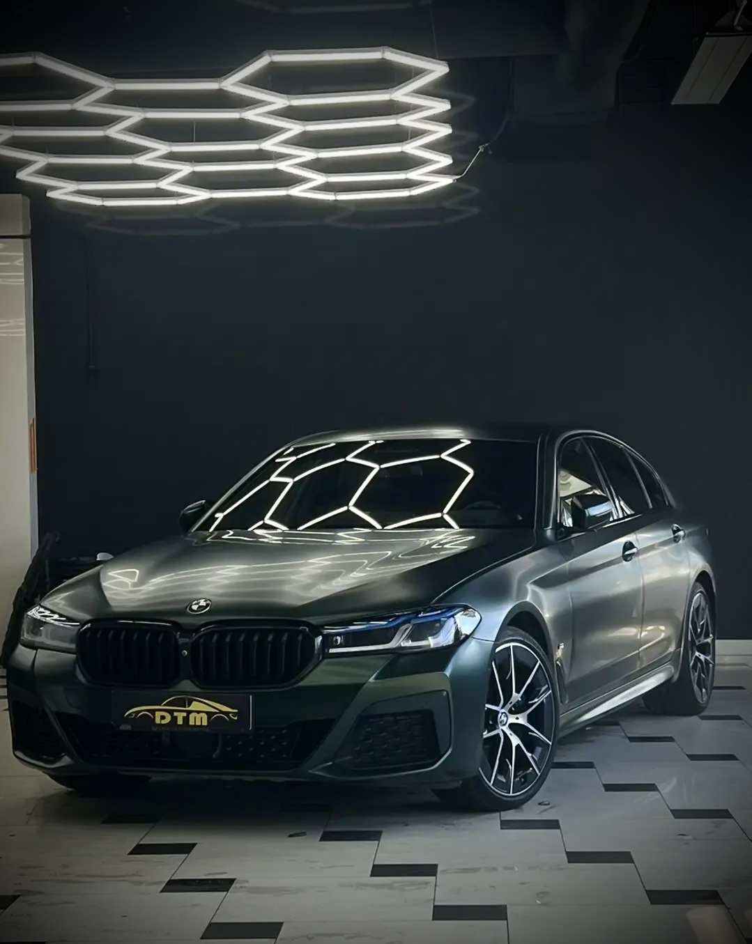 Оклейка BMW 5 в цветной полиуретан, тонировка и химчистка салона